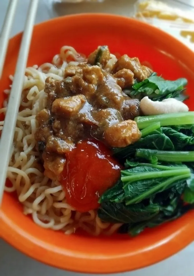Mie ayam dan daging burung dara